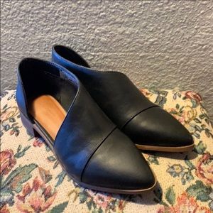 NWOT Universal Thread Open Side Shoes